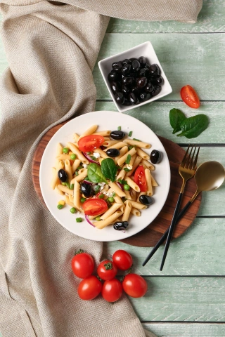 Пенне с жареными помидорами черри и маслинами фото