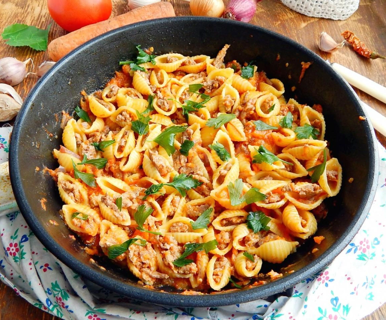 Как вкусно приготовить макароны с мясом. Макароны по флотски в сковороде. Макароны по флотски с помидорами. Макароны по флотски. Как быстро приготовить макароны с мясом.