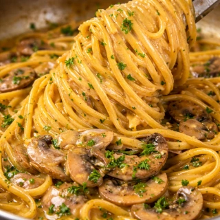 Лингуини с грибами и пряным соусом фото